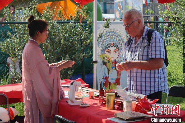 當(dāng)?shù)孛癖妳⒓又袊杞榻B和品茶活動?！◆斻肟鬃訉W(xué)院供圖