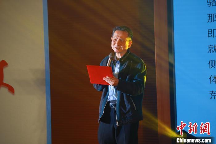 臺(tái)灣詩人白靈帶來了一首自創(chuàng)的詩歌《大戈壁》?！￠}南師范大學(xué)供圖