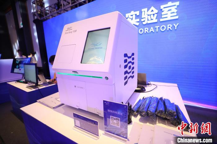 圖為發(fā)布會(huì)上展示的科技產(chǎn)品?！±祖I 攝