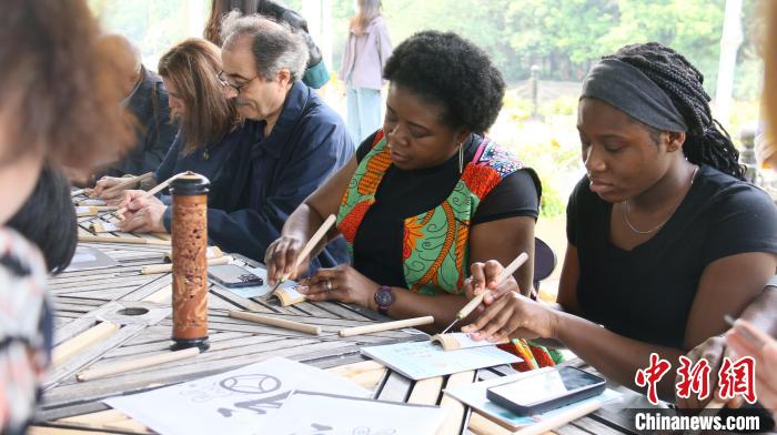 外交官們體驗嘉定竹刻?！∪A東師范大學(xué)供圖