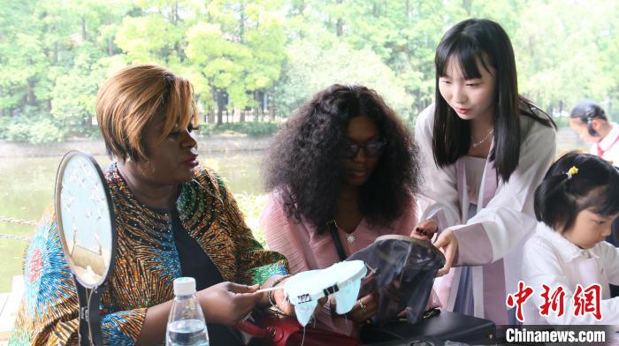 外交官們體驗做團(tuán)扇。　華東師范大學(xué)供圖