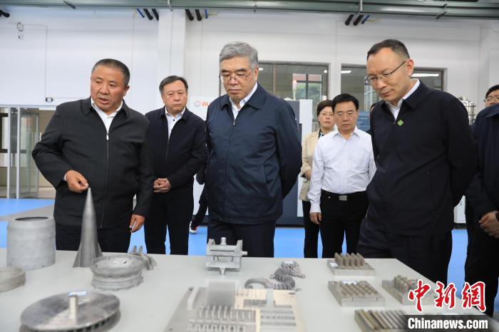 民進(jìn)中央常務(wù)副主席朱永新率調(diào)研組赴四川開展重點(diǎn)考察調(diào)研。圖為在四川工程職業(yè)技術(shù)學(xué)院考察調(diào)研?！∶襁M(jìn)中央供圖