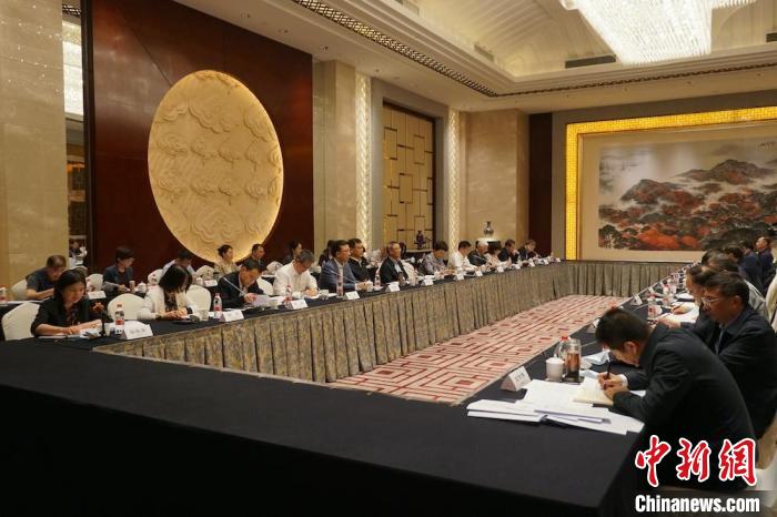 民進(jìn)中央主席蔡達(dá)峰近日率調(diào)研組赴江蘇開展重點(diǎn)考察調(diào)研。圖為在調(diào)研座談會(huì)現(xiàn)場?！∶襁M(jìn)中央供圖