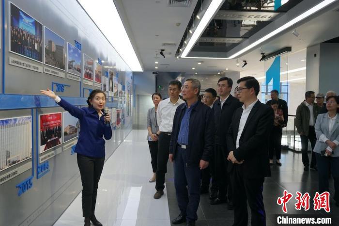 民進(jìn)中央主席蔡達(dá)峰近日率調(diào)研組赴江蘇開展重點(diǎn)考察調(diào)研。圖為在江陰實(shí)地考察雙良集團(tuán)有限公司。　孫權(quán) 攝