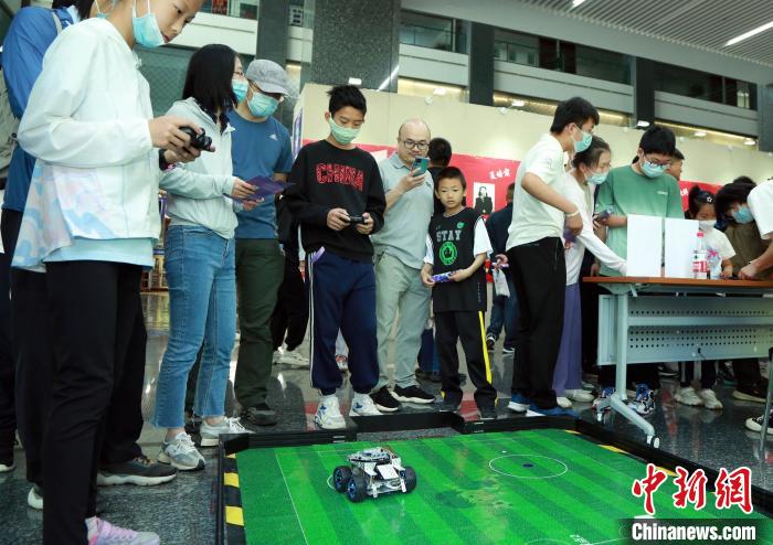 中科院計(jì)算所“神計(jì)妙算”公眾科學(xué)日活動(dòng)現(xiàn)場(chǎng)?！≈锌圃河?jì)算所 供圖