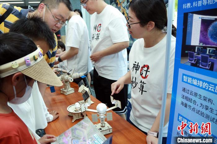 中科院計(jì)算所“神計(jì)妙算”公眾科學(xué)日活動(dòng)現(xiàn)場(chǎng)?！≈锌圃河?jì)算所 供圖
