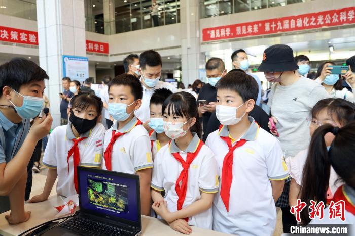 中科院自動(dòng)化所“自動(dòng)化之光”公眾科學(xué)日活動(dòng)現(xiàn)場(chǎng)?！≈锌圃鹤詣?dòng)化所 供圖