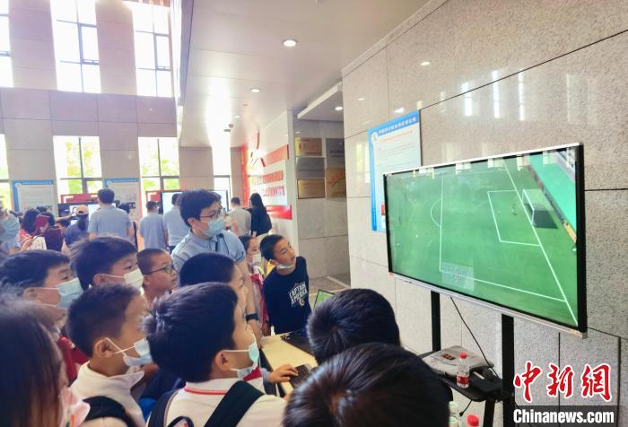 中科院自動(dòng)化所“自動(dòng)化之光”公眾科學(xué)日活動(dòng)現(xiàn)場(chǎng)。　中科院自動(dòng)化所 供圖