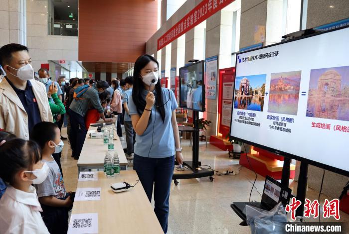 中科院自動(dòng)化所“自動(dòng)化之光”公眾科學(xué)日活動(dòng)現(xiàn)場(chǎng)?！≈锌圃鹤詣?dòng)化所 供圖