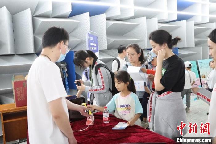 中科院聲學(xué)所公眾科學(xué)日活動(dòng)現(xiàn)場(chǎng)?！≈锌圃郝晫W(xué)所 供圖