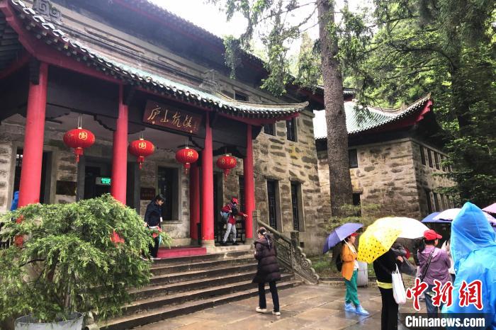 圖為在廬山抗戰(zhàn)博物館外，有不少等待參觀的游客?！蛆i泉 攝