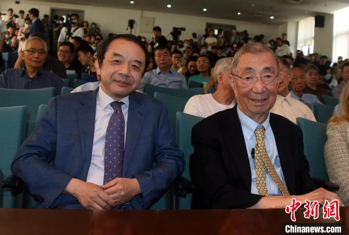 高能論壇開始前，丁肇中先生(右)與主持論壇的中科院高能所所長王貽芳院士合影。　<a target='_blank' href='/'><p  align=