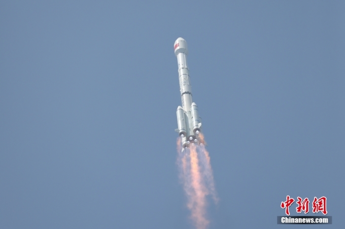 5月17日10時(shí)49分，我國在西昌衛(wèi)星發(fā)射中心用長征三號(hào)乙運(yùn)載火箭，成功發(fā)射第五十六顆北斗導(dǎo)航衛(wèi)星。該衛(wèi)星屬地球靜止軌道衛(wèi)星，是我國北斗三號(hào)工程的首顆備份衛(wèi)星。入軌并完成在軌測(cè)試后，將接入北斗衛(wèi)星導(dǎo)航系統(tǒng)。此次發(fā)射是北斗三號(hào)工程高密度組網(wǎng)之后，時(shí)隔3年的首發(fā)任務(wù)。朱磊 攝