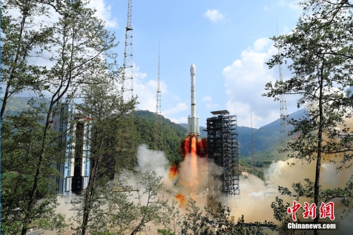 5月17日10時(shí)49分，我國在西昌衛(wèi)星發(fā)射中心用長征三號(hào)乙運(yùn)載火箭，成功發(fā)射第五十六顆北斗導(dǎo)航衛(wèi)星。該衛(wèi)星屬地球靜止軌道衛(wèi)星，是我國北斗三號(hào)工程的首顆備份衛(wèi)星。入軌并完成在軌測(cè)試后，將接入北斗衛(wèi)星導(dǎo)航系統(tǒng)。此次發(fā)射是北斗三號(hào)工程高密度組網(wǎng)之后，時(shí)隔3年的首發(fā)任務(wù)。楊志遠(yuǎn) 攝