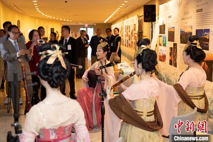 當(dāng)?shù)貢r(shí)間5月19日，中國常駐聯(lián)合國代表團(tuán)、中國文化和旅游部、泉州市人民政府在紐約聯(lián)合國總部聯(lián)合舉辦“茶和天下·雅集”主題展覽和招待會(huì)。圖為展覽現(xiàn)場泉州南音表演。 <a target='_blank' href='/' _fcksavedurl='/'><p  align=