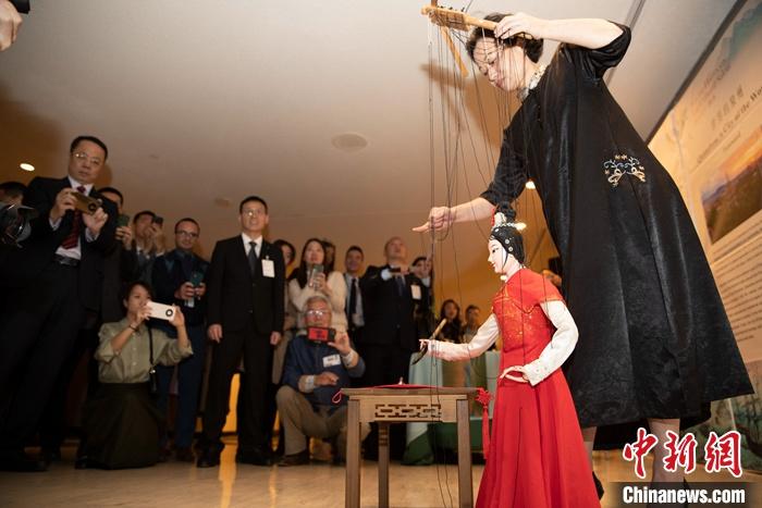 當(dāng)?shù)貢r(shí)間5月19日，中國常駐聯(lián)合國代表團(tuán)、中國文化和旅游部、泉州市人民政府在紐約聯(lián)合國總部聯(lián)合舉辦“茶和天下·雅集”主題展覽和招待會(huì)。圖為展覽表演泉州提線木偶寫書法。 <a target='_blank' href='/' _fcksavedurl='/'><p  align=