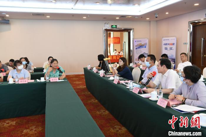 圖為中國銀行廣西分行代表在回應(yīng)桂林歸義生態(tài)農(nóng)業(yè)有限公司總經(jīng)理夏月紅的貸款需求?！∈Y雪林 攝