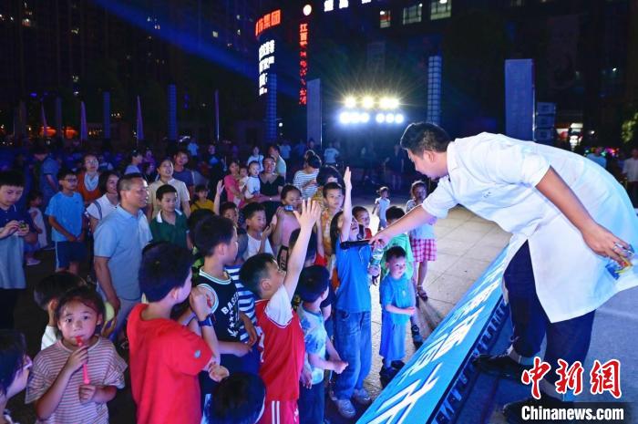 2023年鷹潭市“好奇心”科普節(jié)吸引了不少孩子踴躍參與?！≈鬓k方 供圖