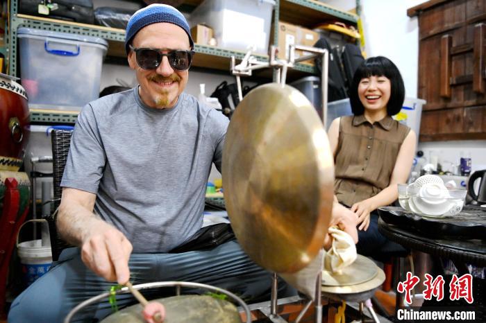 代表團(tuán)成員在漳州木偶表演館開展文化藝術(shù)交流活動?！埥鸫?攝