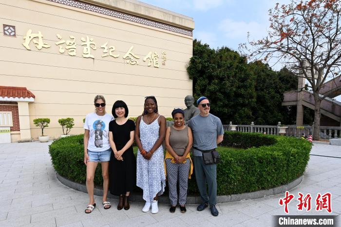 代表團(tuán)成員參訪林語堂紀(jì)念館。　張金川 攝