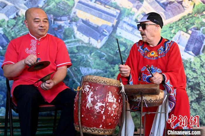 代表團(tuán)成員在漳州市南靖縣與當(dāng)?shù)孛耖g樂隊(duì)臨時組隊(duì)?！埥鸫?攝