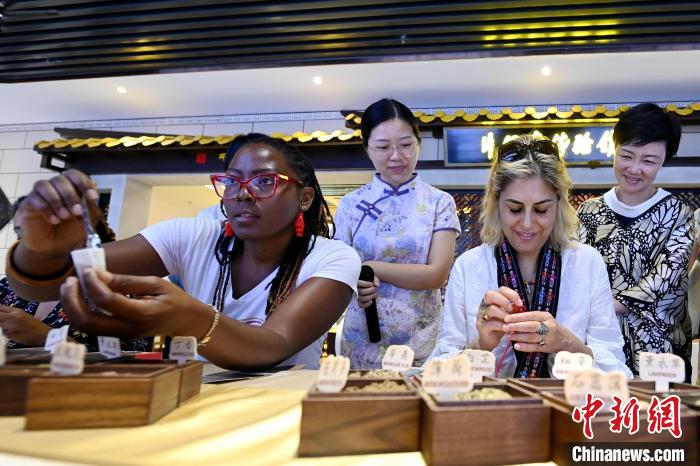 代表團(tuán)成員在片仔癀博物館內(nèi)制作中藥配方香囊?！埥鸫?攝