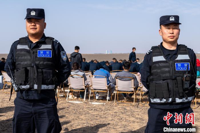 圖為承擔(dān)神舟十六號(hào)載人飛船安保任務(wù)的移民管理警察?!∨v?攝