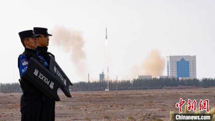 通訊:再護(hù)神舟沖霄漢的移民管理警察