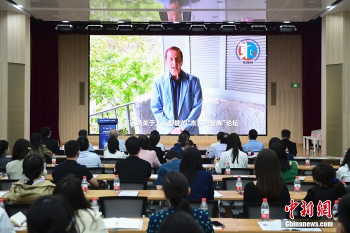 5月30日，<a target='_blank' href='/'>中新社</a>第二屆“東西問(wèn)智庫(kù)”主題論壇在北京舉行，多位中外專家圍繞“AI革命與文明進(jìn)化”展開(kāi)討論。圖為美國(guó)加州理工學(xué)院電氣工程和計(jì)算機(jī)科學(xué)教授、人工智能專家亞瑟·阿布-穆斯塔法通過(guò)視頻在論壇上作主旨演講。<a target='_blank' href='/'>中新社</a>記者 田雨昊 攝