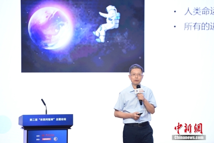 5月30日，<a target='_blank' href='/'>中新社</a>第二屆“東西問(wèn)智庫(kù)”主題論壇在北京舉行，多位中外專家圍繞“AI革命與文明進(jìn)化”展開(kāi)討論。圖為北京大學(xué)新聞與傳播學(xué)院教授胡泳在論壇上作主旨演講。<a target='_blank' href='/'>中新社</a>記者 田雨昊 攝