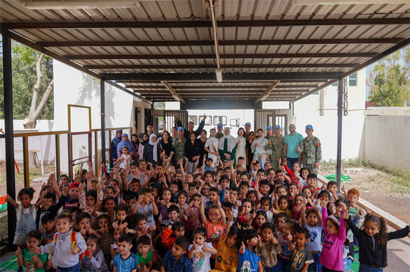 當(dāng)?shù)貢r間5月30日，黎巴嫩南部庫雷拉公立小學(xué)，“六一”國際兒童節(jié)前夕，中國第21批赴黎維和多功能工兵分隊官兵看望慰問學(xué)校師生，并開展文化交流活動，圖為我維和官兵同師生合影。李竹林?jǐn)z