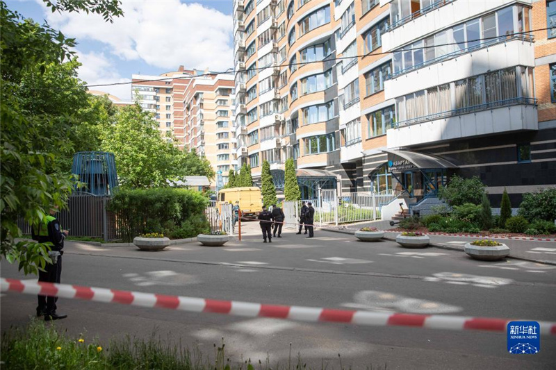 5月30日，警察在俄羅斯首都莫斯科的樓房遭襲現(xiàn)場警戒。新華社記者白雪騏攝