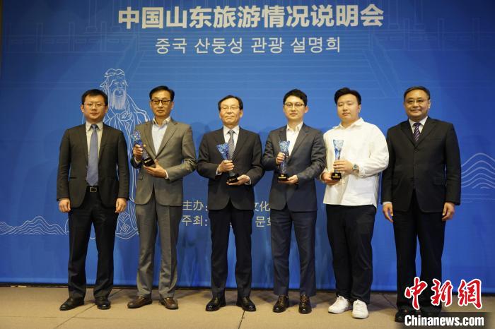 為“好客山東”旅游大使授牌?！⑿?攝