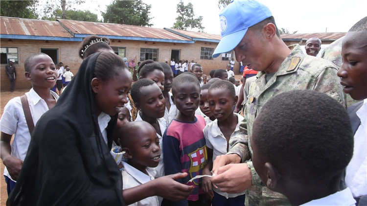 孩子們迎接維和官兵的到來。王錦偉攝