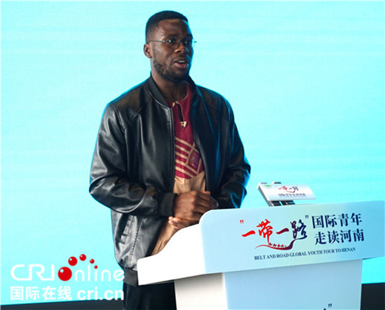 國際青年代表奕曉龍發(fā)言。賈親親 攝