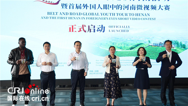 與會嘉賓共同舉杯啟動活動。賈親親 攝