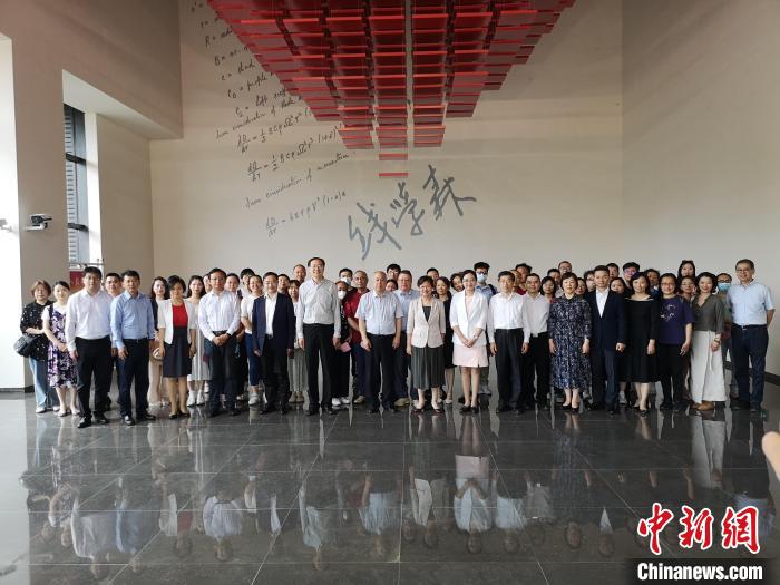 上海僑界人士參觀上海交通大學(xué)錢(qián)學(xué)森圖書(shū)館。　范宇斌 攝