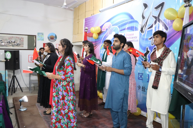 “漢語(yǔ)橋”世界大學(xué)生中文比賽卡拉奇賽區(qū)決賽現(xiàn)場(chǎng)，參賽選手共同演唱中文歌曲?？ɡ娲髮W(xué)孔子學(xué)院供圖