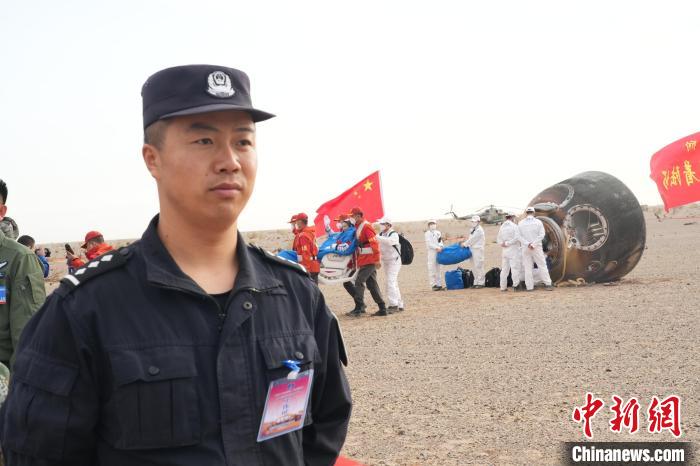 圖為阿拉善邊境管理支隊(duì)民警在著陸場(chǎng)開(kāi)展安保工作?！埥?攝