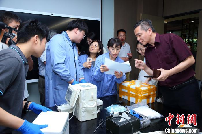 科研人員清點(diǎn)、查看隨神舟十五號(hào)返回地面的空間科學(xué)實(shí)驗(yàn)樣品。　中科院空間應(yīng)用中心 供圖