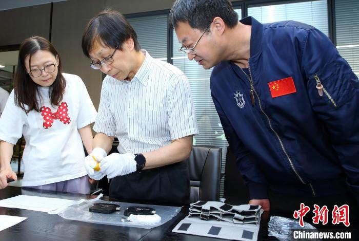 科研人員查看隨神舟十五號(hào)返回地面的空間科學(xué)實(shí)驗(yàn)樣品?！≈锌圃嚎臻g應(yīng)用中心 供圖