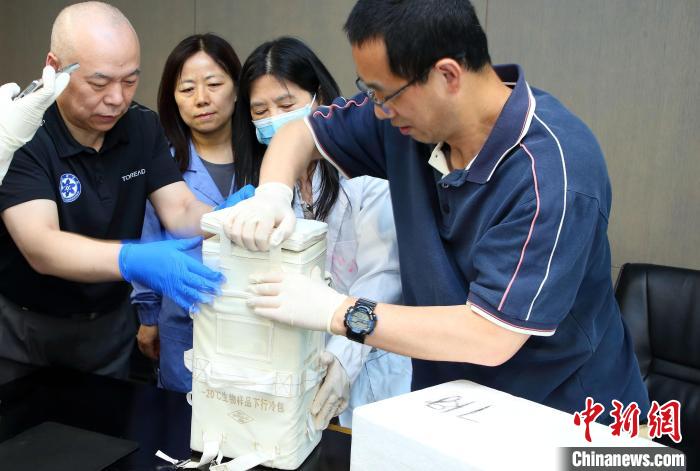 科研人員查看隨神舟十五號(hào)返回地面的空間科學(xué)實(shí)驗(yàn)樣品?！≈锌圃嚎臻g應(yīng)用中心 供圖