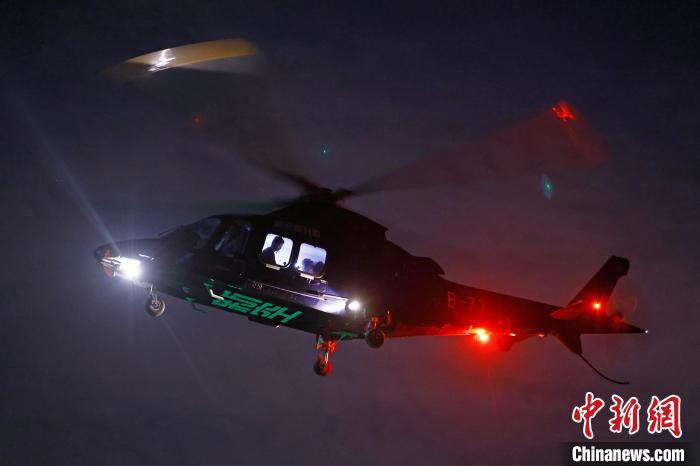 6月3日晚，游客乘坐上海新空直升機有限公司直升機開啟鳥瞰黃浦江空中圓夢之旅。　殷立勤 攝