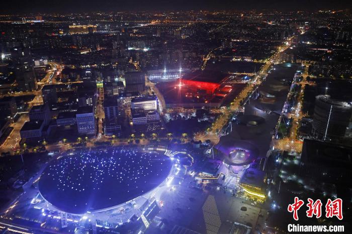 6月3日晚，鳥瞰上海黃浦江兩岸城市夜景。　殷立勤 攝