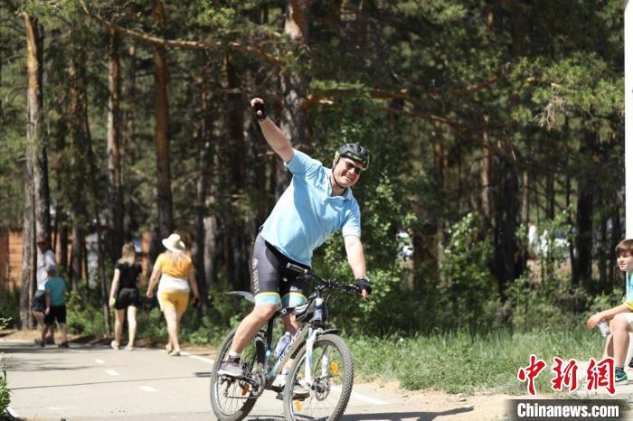 當(dāng)?shù)貢r間4日，哈外交部副部長羅曼·瓦西連科在騎行活動中?！喰琶貢幑﹫D