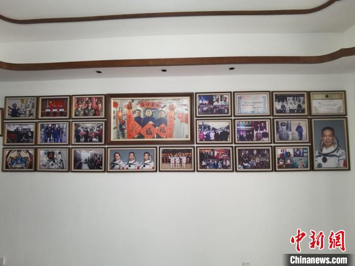 家中的照片墻上，新增了費俊龍此次飛天的照片?！＄娚?攝