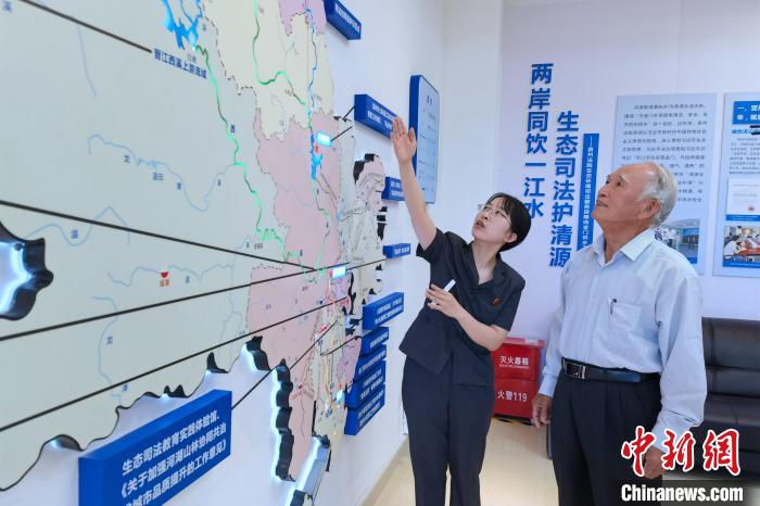 金門同胞參觀金門供水水源生態(tài)司法保護(hù)基地。　孫虹 攝