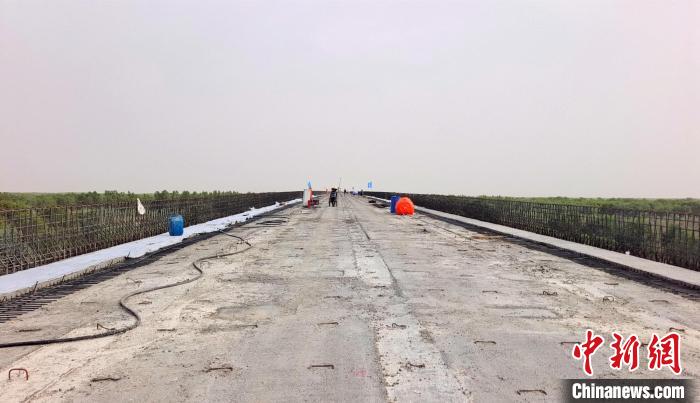 工作人員正在橋面上緊張有序地施工。　史玉江 攝