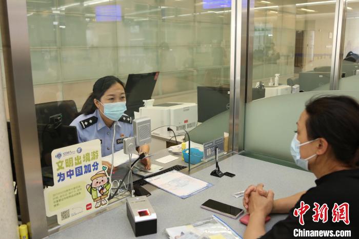 2023年1月9日至5月31日，上海市公安出入境管理部門共受理中國公民出入境證件228.5萬證次?！∩虾Ｊ泄簿止﹫D