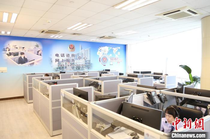 警方表示，自2023年1月9日至5月31日，上海出入境12367服務(wù)平臺還累計接處來電超15萬通?！∩虾Ｊ泄簿止﹫D